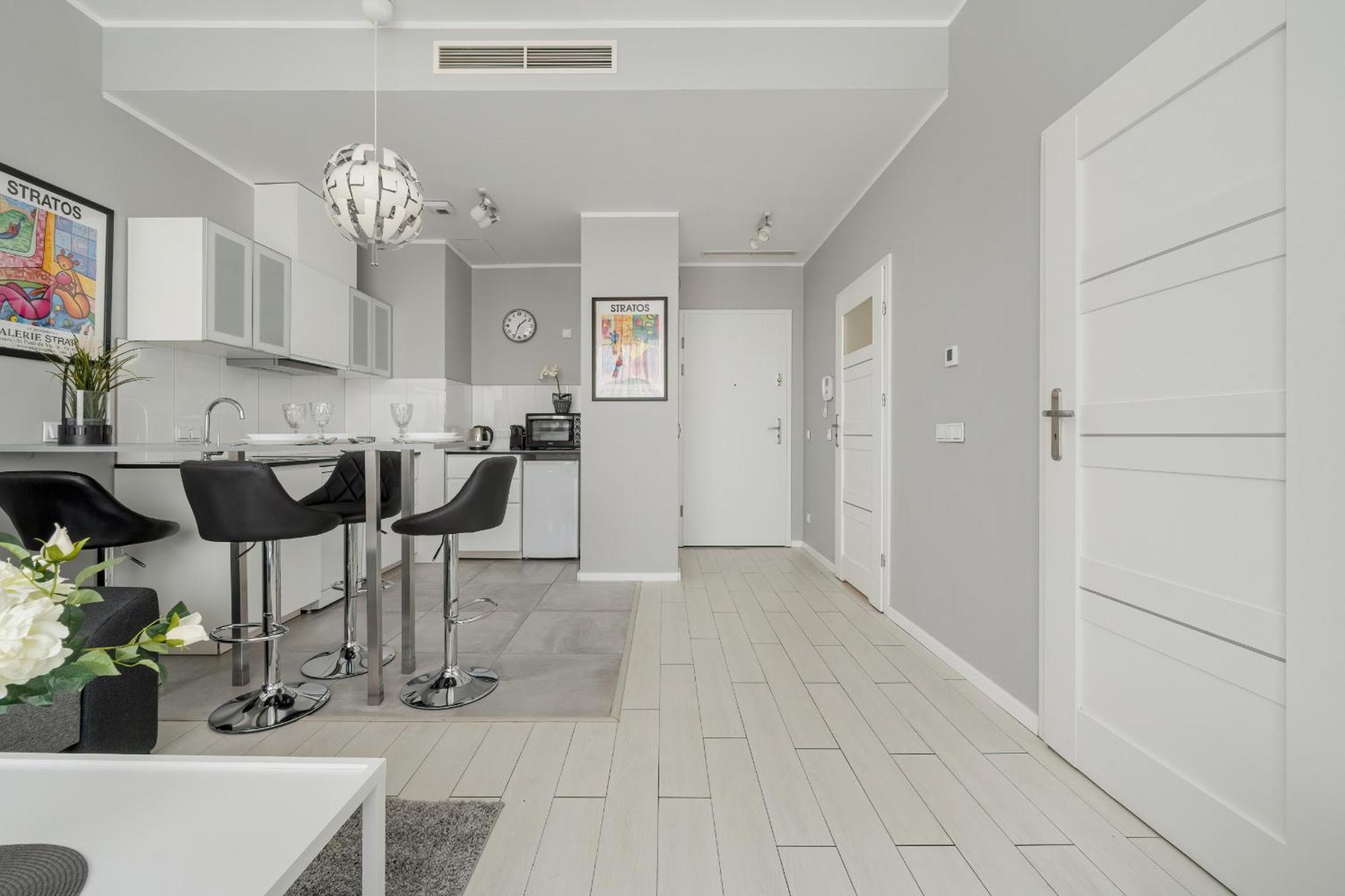 Apartment Center Close To The Market And Park With Parking & Air Conditioning By Renters Prestige