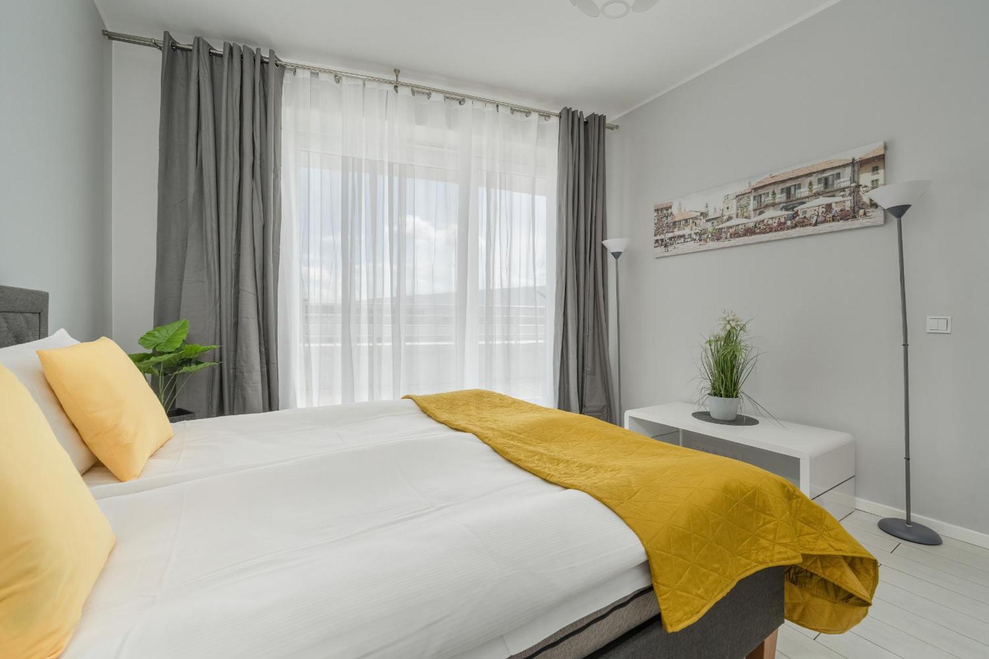 Center Close To The Market And Park With Parking & Air Conditioning By Renters Prestige *