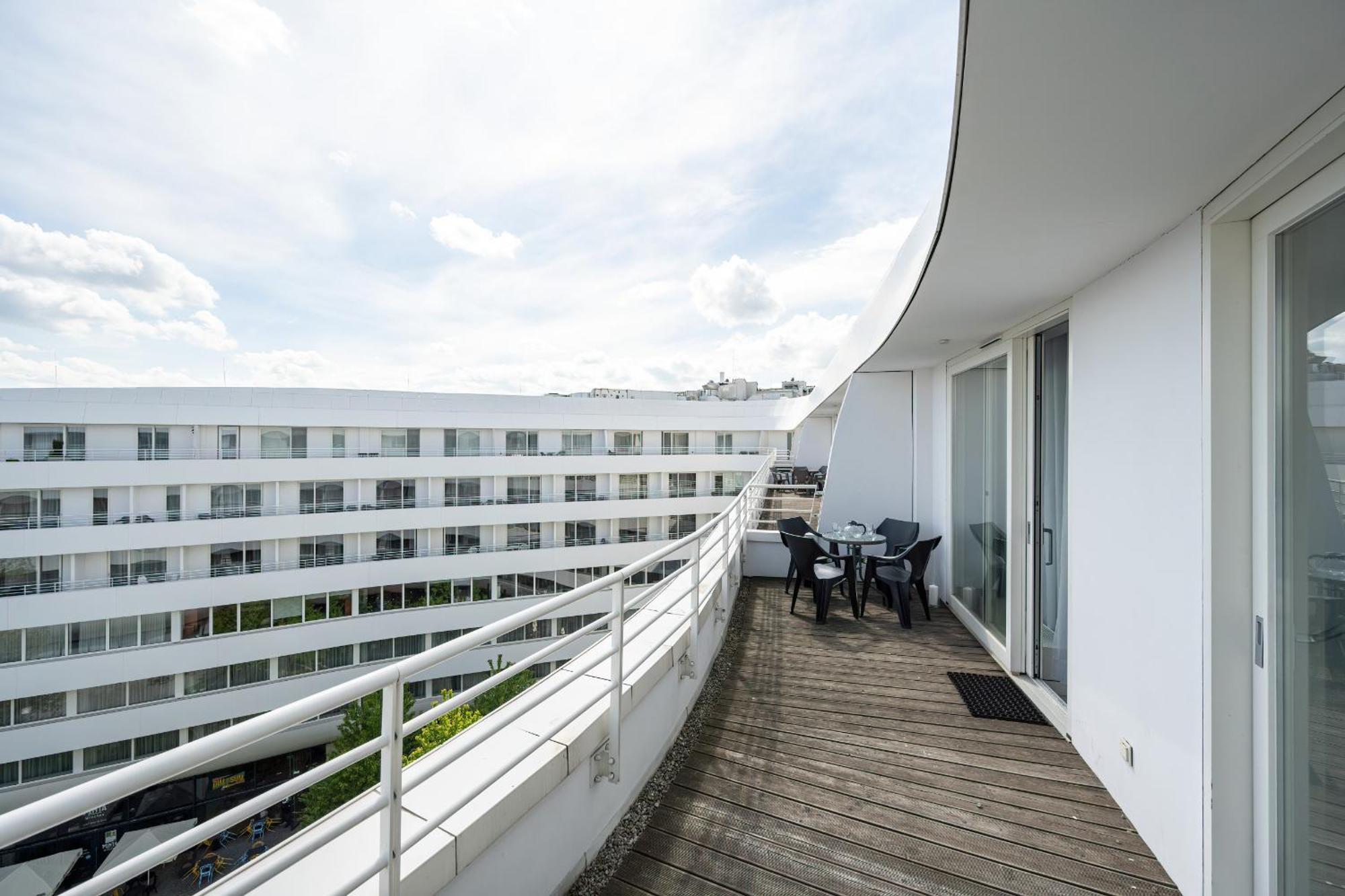 Center Close To The Market And Park With Parking & Air Conditioning By Renters Prestige Apartment *