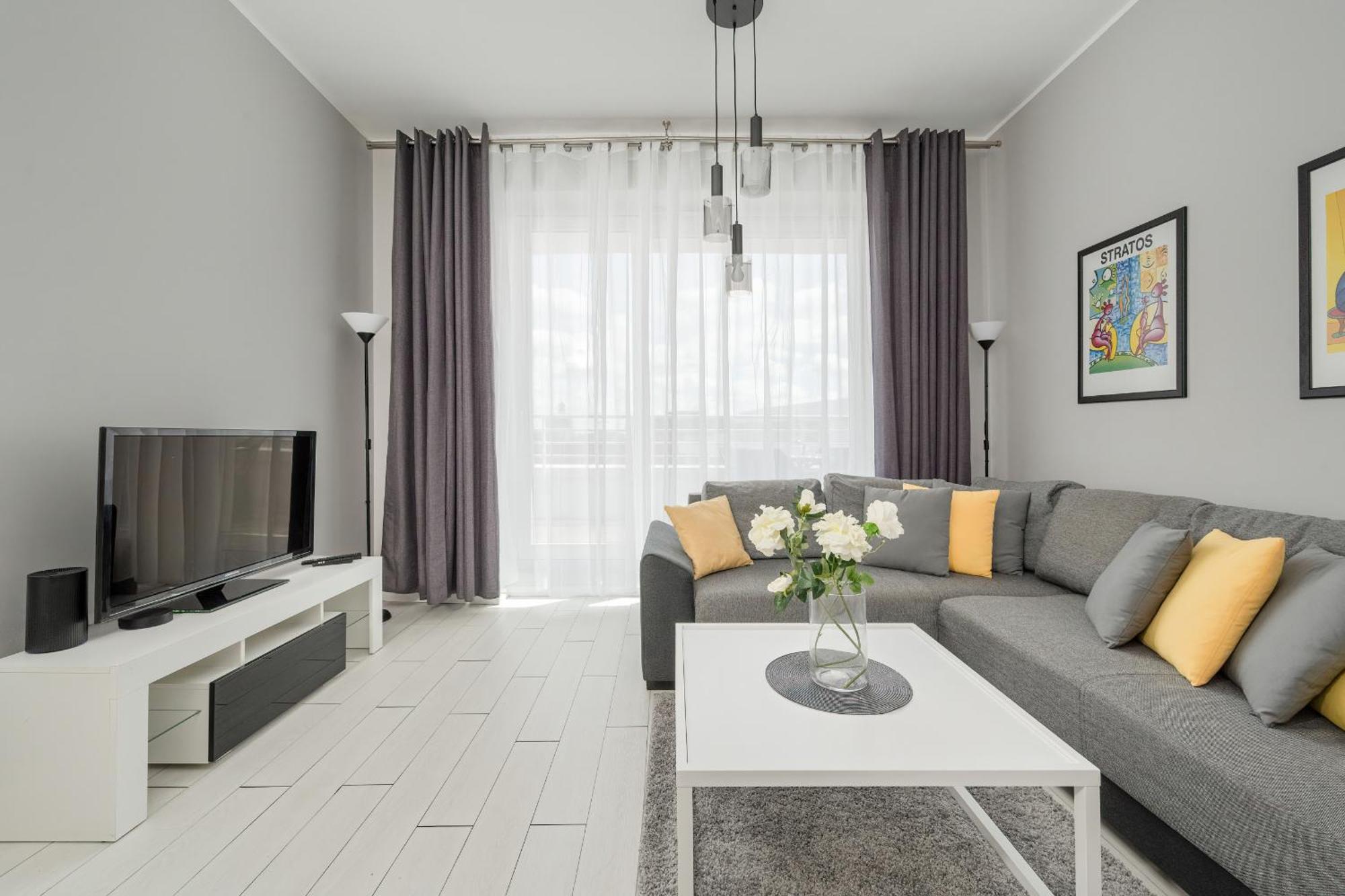 Apartment Center Close To The Market And Park With Parking & Air Conditioning By Renters Prestige *