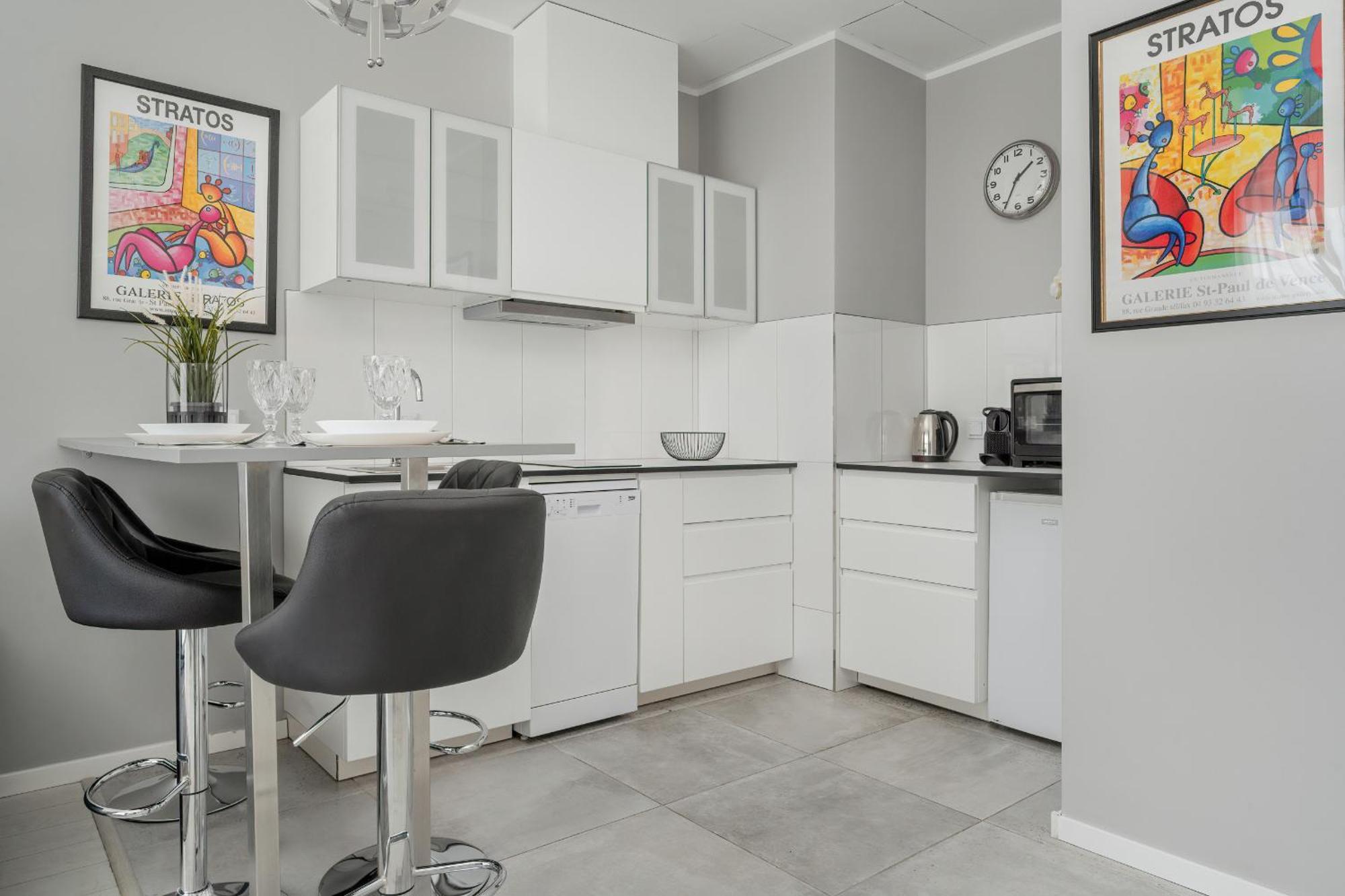 Center Close To The Market And Park With Parking & Air Conditioning By Renters Prestige Apartment