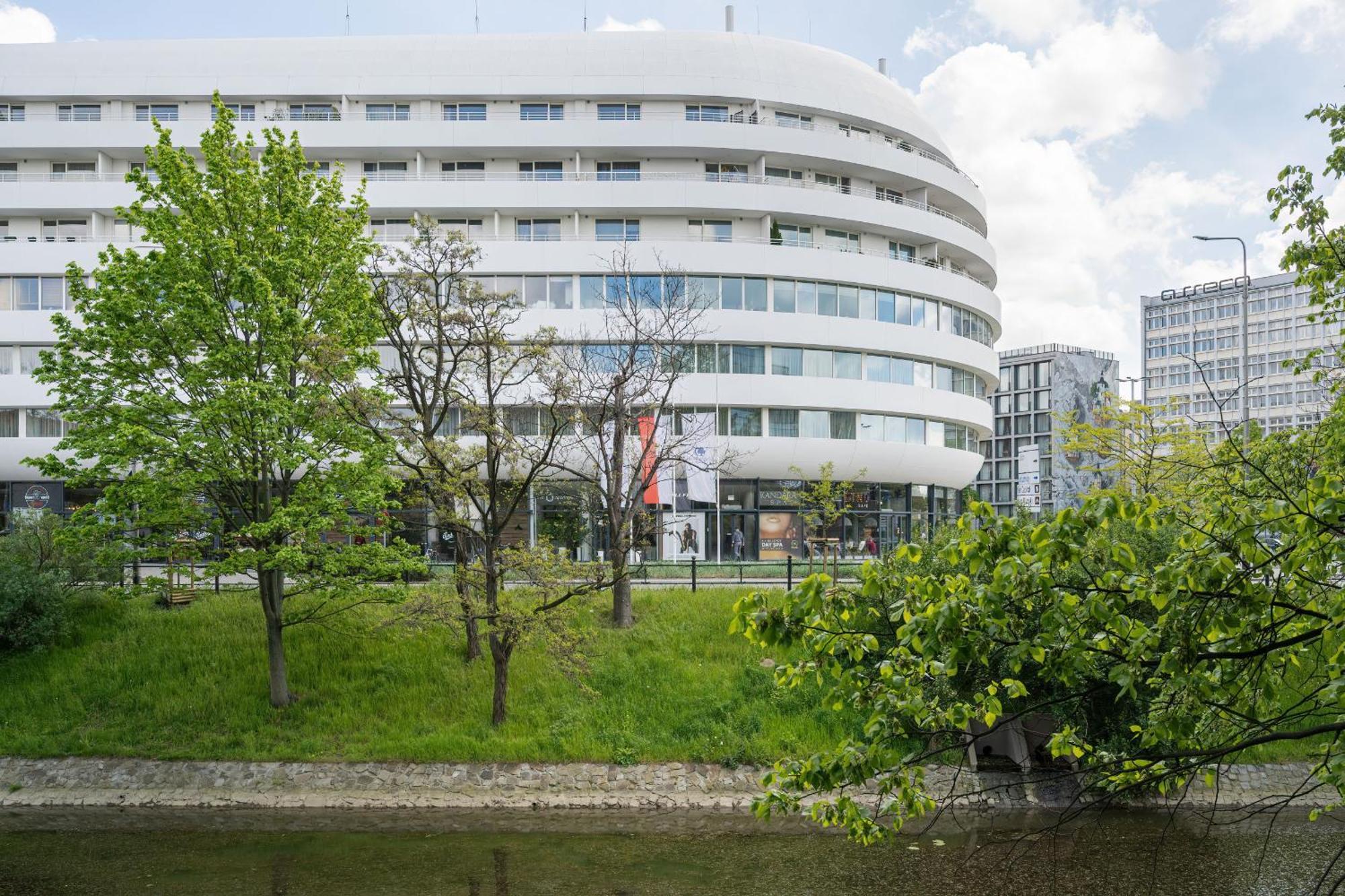 Center Close To The Market And Park With Parking & Air Conditioning By Renters Prestige Apartment *